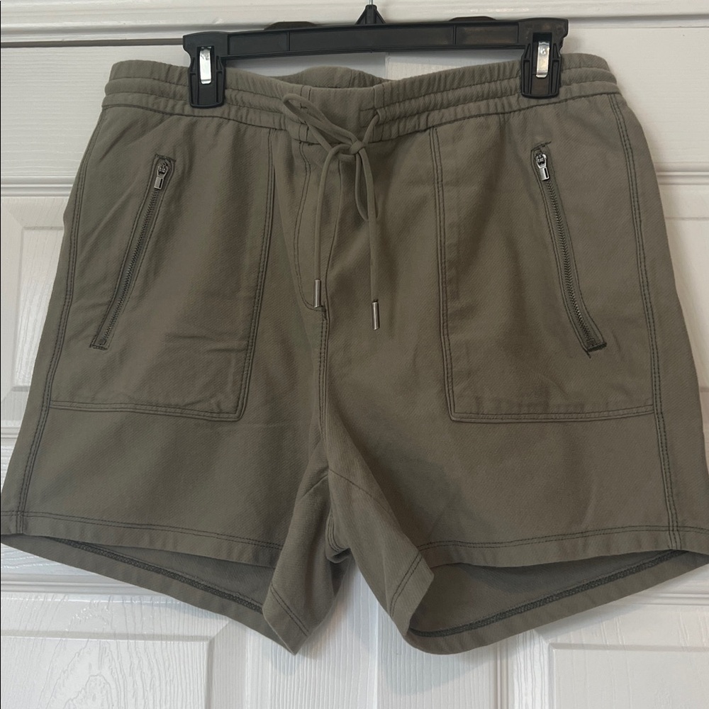 C&C California olive green shorts. Zip pockets. Size L